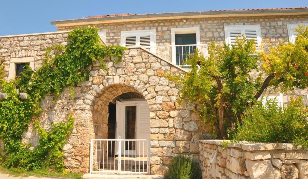 Apartments Adriana Bol Bagian luar foto